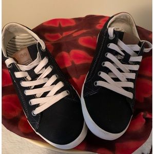 Size 9, Taos Star Burst, Black, Good used condition.
